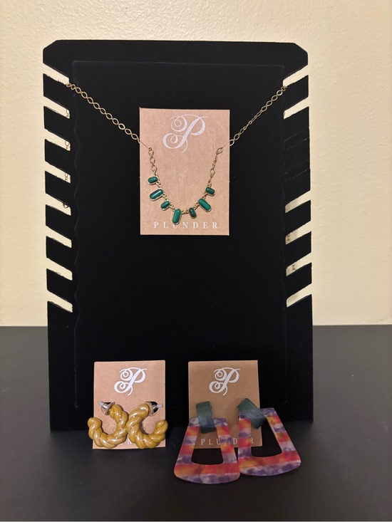 Plunder Jewelry - Plunder Gold Necklace with Green Teardrop Beads. Earrings included. Comes as set